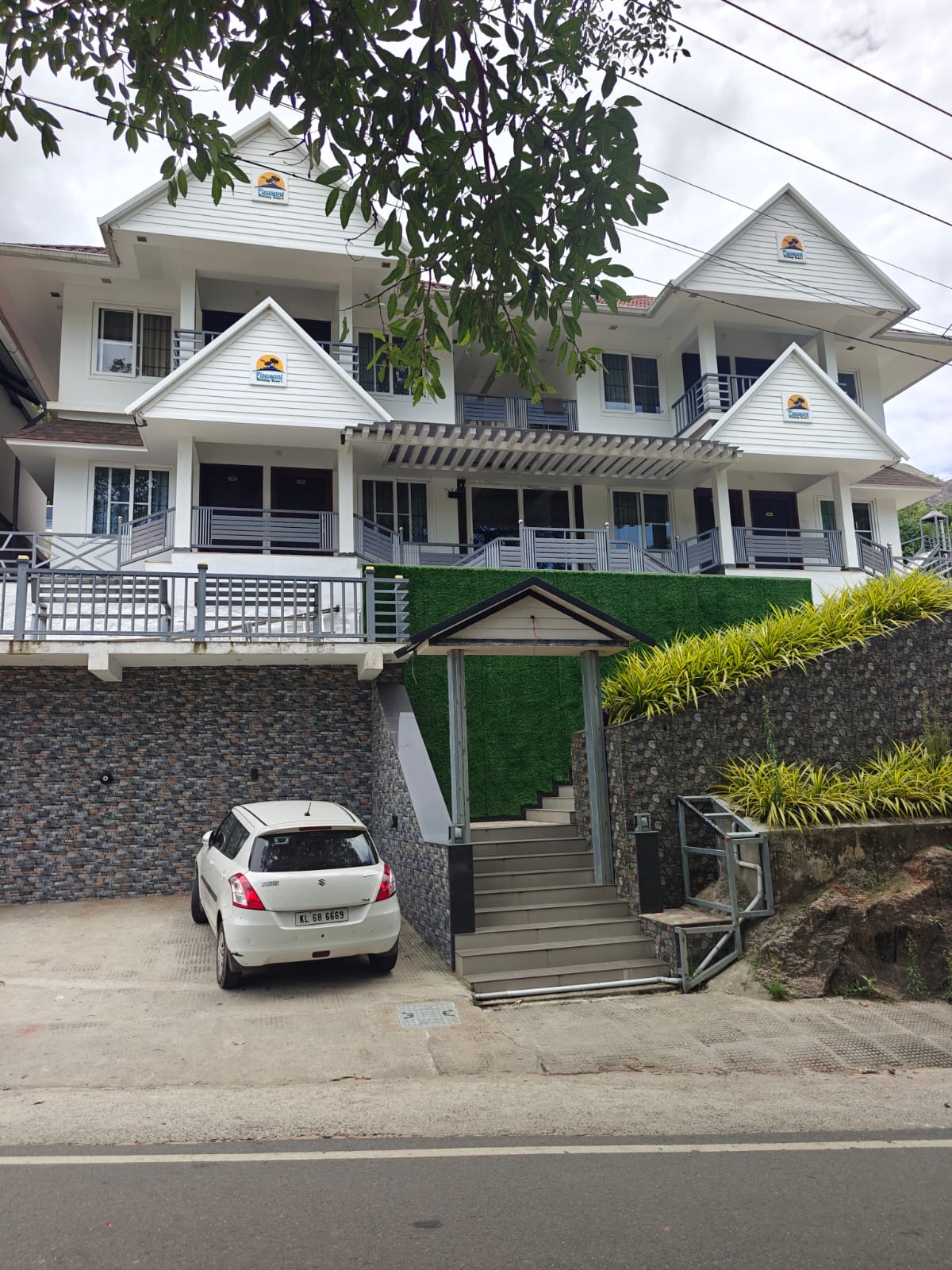 Pleasant Holiday Resort front steps and building